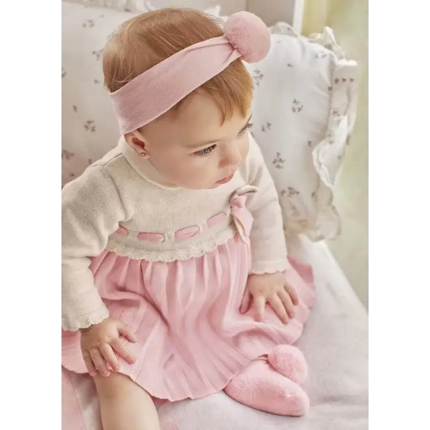 Mayoral set calzini e fascetta neonata cotone organico rosa indossato da neonata con vestito rosa