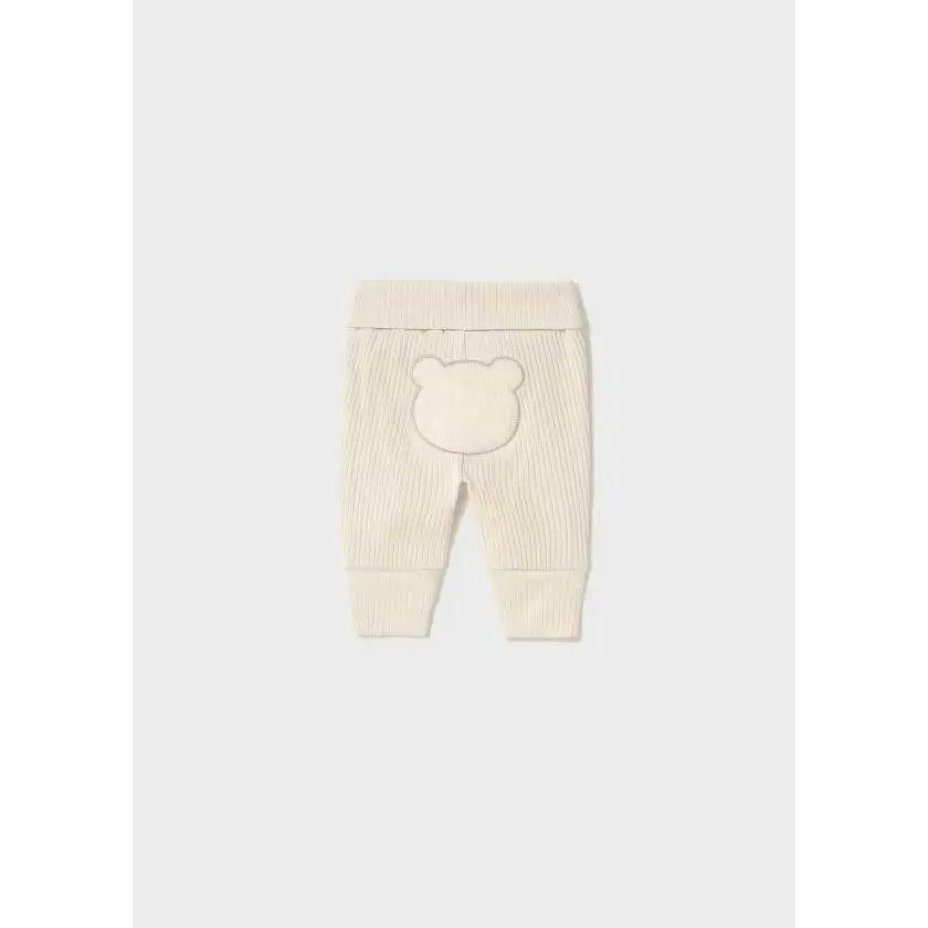 Pantaloni beige neonato con dettaglio orsetto vista posteriore tuta neonato 3 pezzi Mayoral
