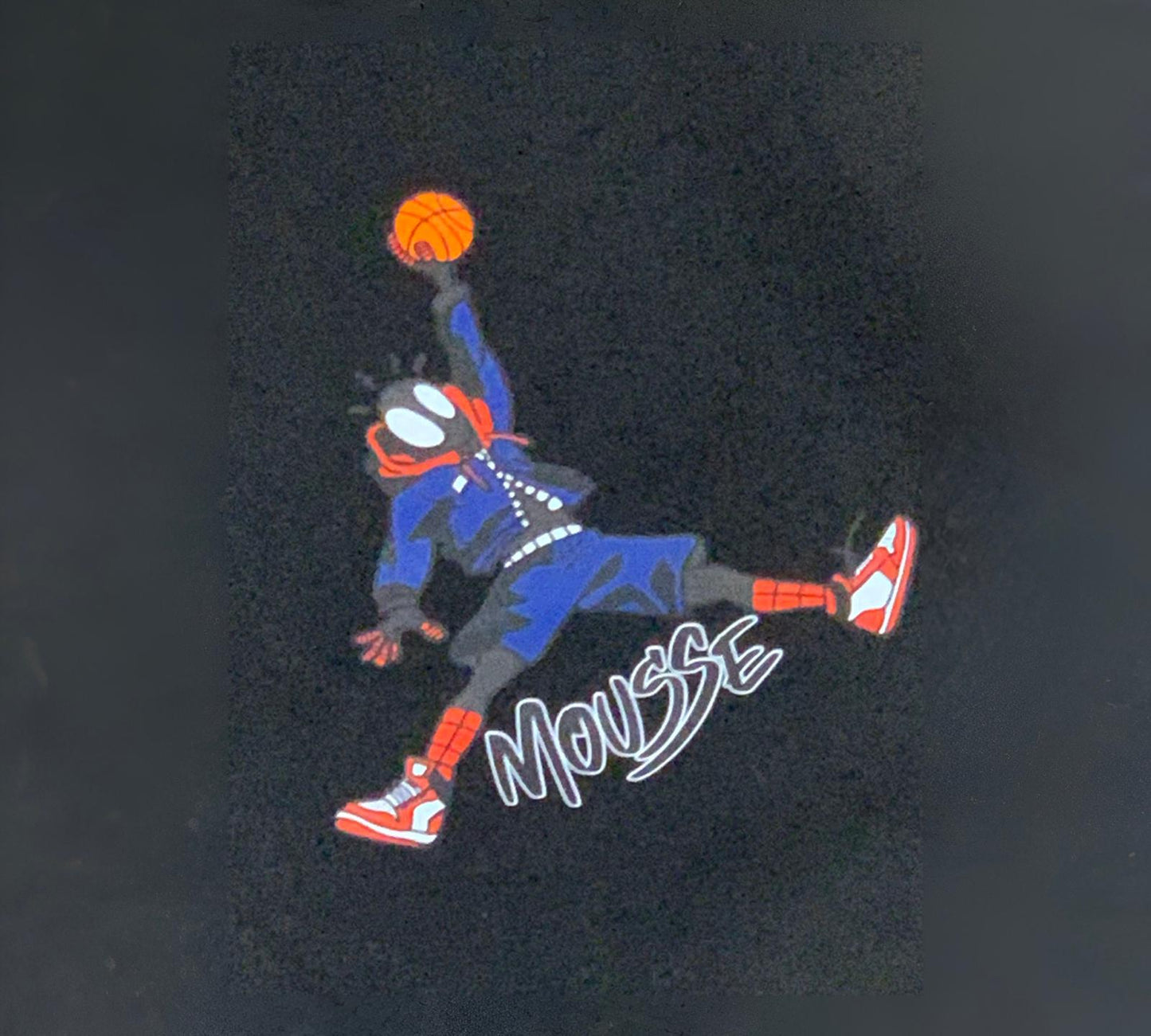felpa nera bambino Mousse con stampa giocatore di basket in blu e rosso e logo Mousse