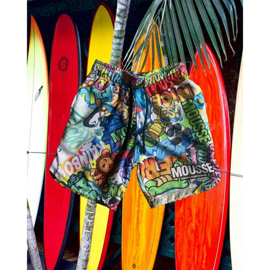 pantalone basket bambino colorato Mousse in stile cartoon con elastico in vita appeso davanti a tavole da surf