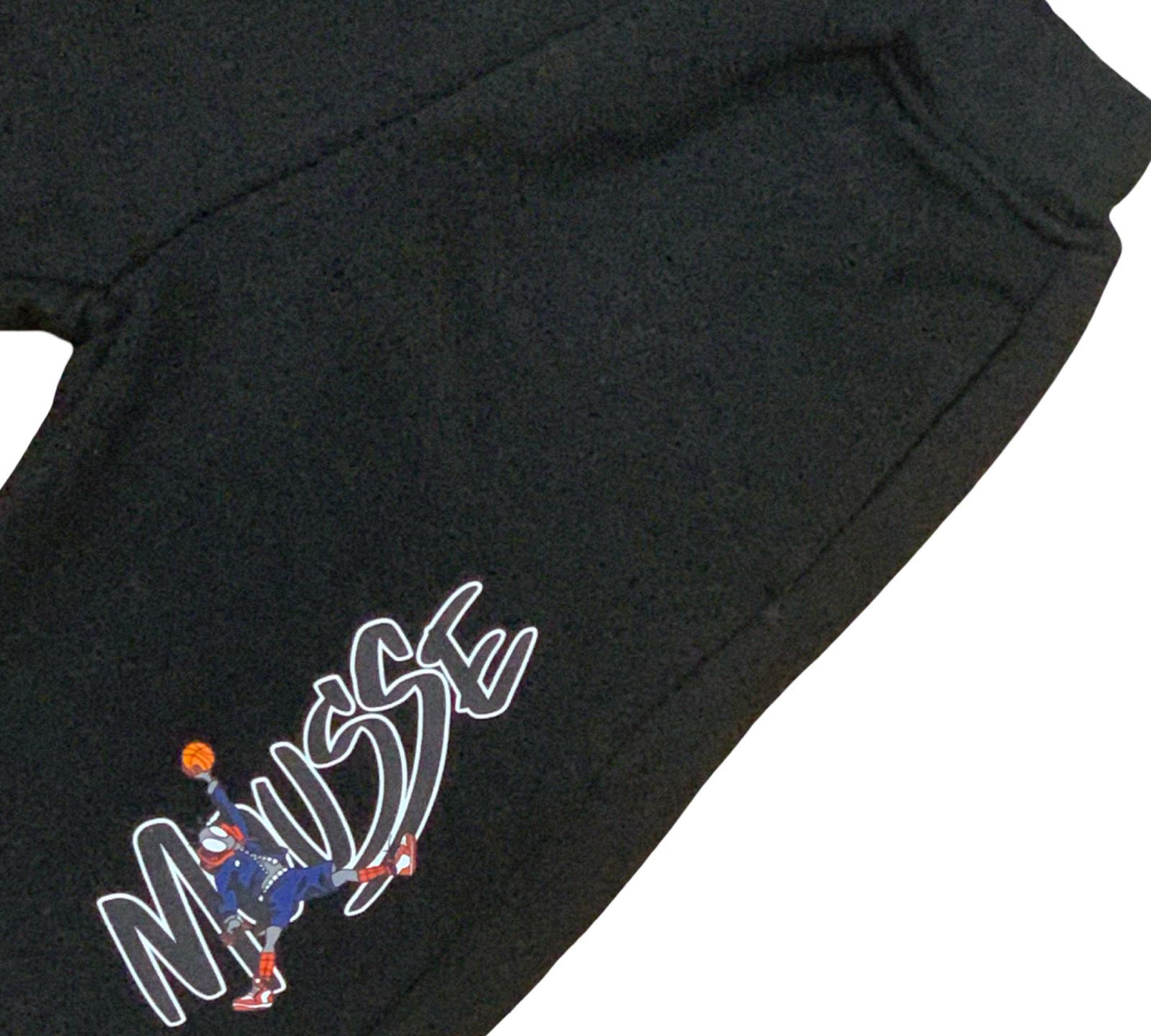 Pantalone Tuta bambino nero con il logo Mousse. Pantalone felpa bambino nero con tasche e grafica giocatore ricamata