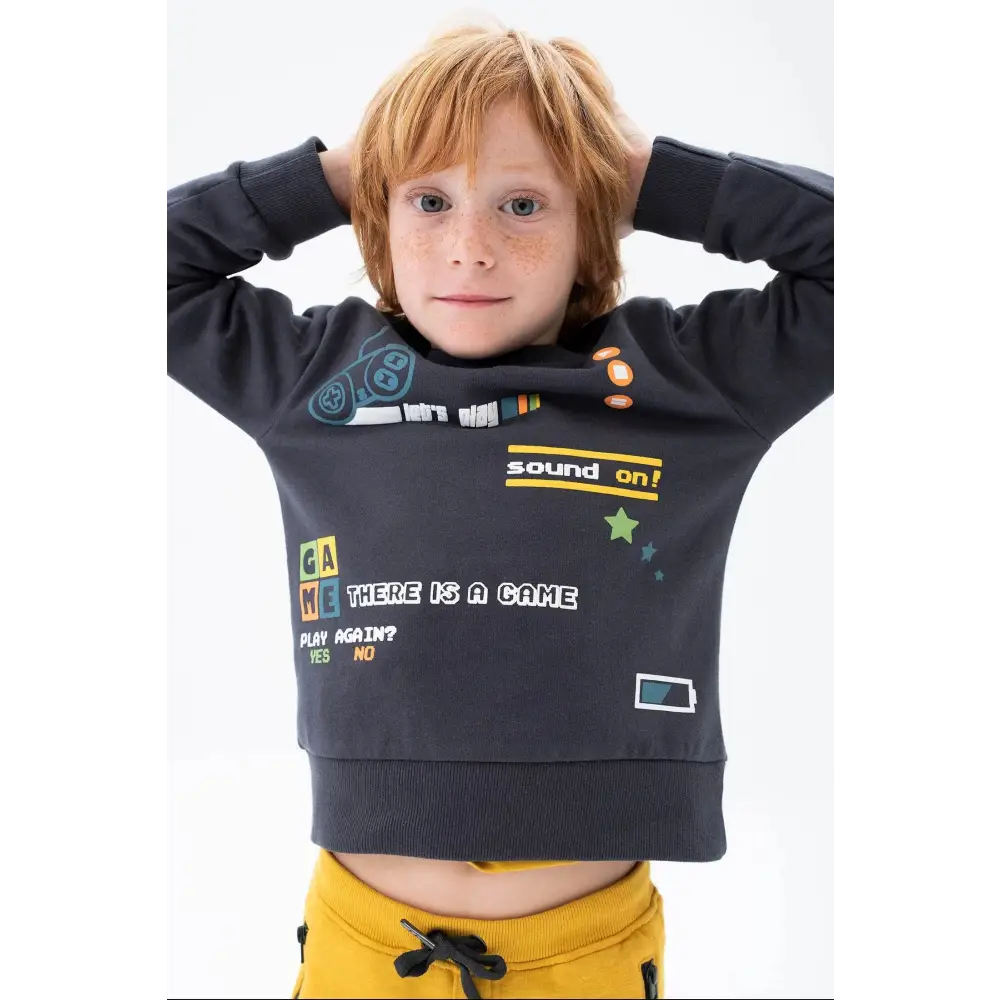 Bambino con capelli rossi e lentiggini indossa felpa girocollo bambino 18 mesi Boboli grigio con stampa gioco