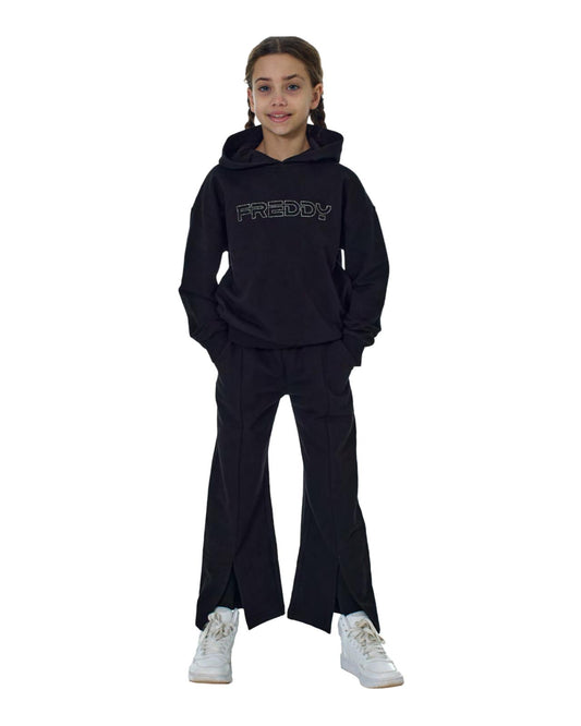 Pantalone Nero Largo con Spacchi e Logo Brillantini indossato da ragazza con felpa nera Freddy