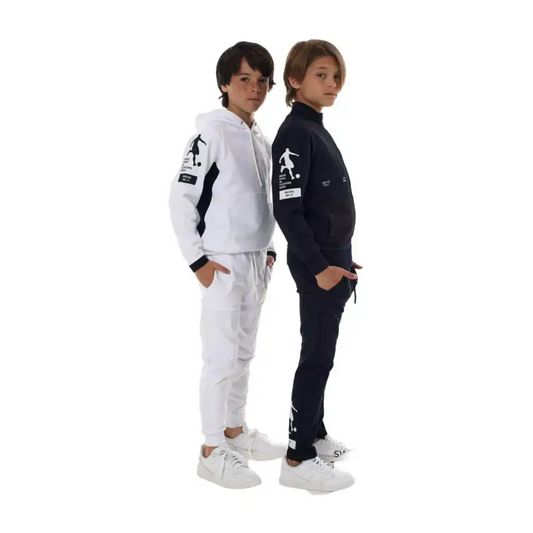Due ragazzi indossano pantaloni bianchi e neri con felpe sportive Bikkembergs PANTALONI BIANCHI DELLA TUTA BIKKEMBERGS