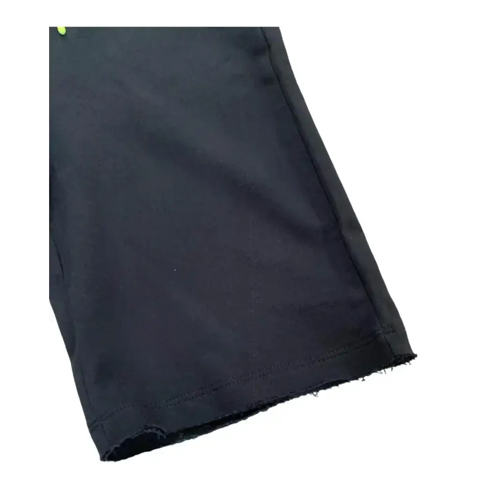 Pantaloni corti per Ragazzo Bikkembergs in tessuto nero con orlo sfilacciato e vestibilità comoda
