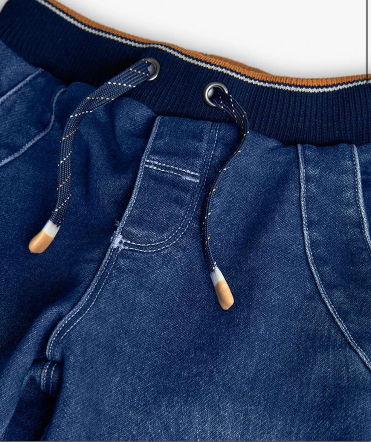 Felpa con cappuccio Boboli abbinata a pantaloni denim bambino con elastico in vita