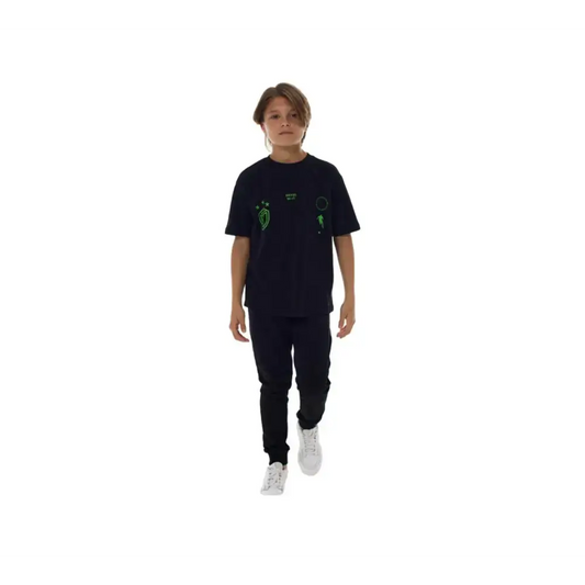 Bambino che indossa pantaloni neri bambini Bikkembergs con sneakers bianche e maglietta nera