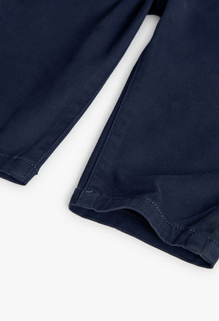 Dettaglio dei pantaloni saten bambino in blu scuro di Boboli con finiture eleganti