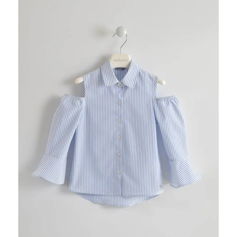 camicia bambina spalla scoperta Sarabanda a righe azzurre e bianche collo classico bottoni frontali e maniche lunghe con volant