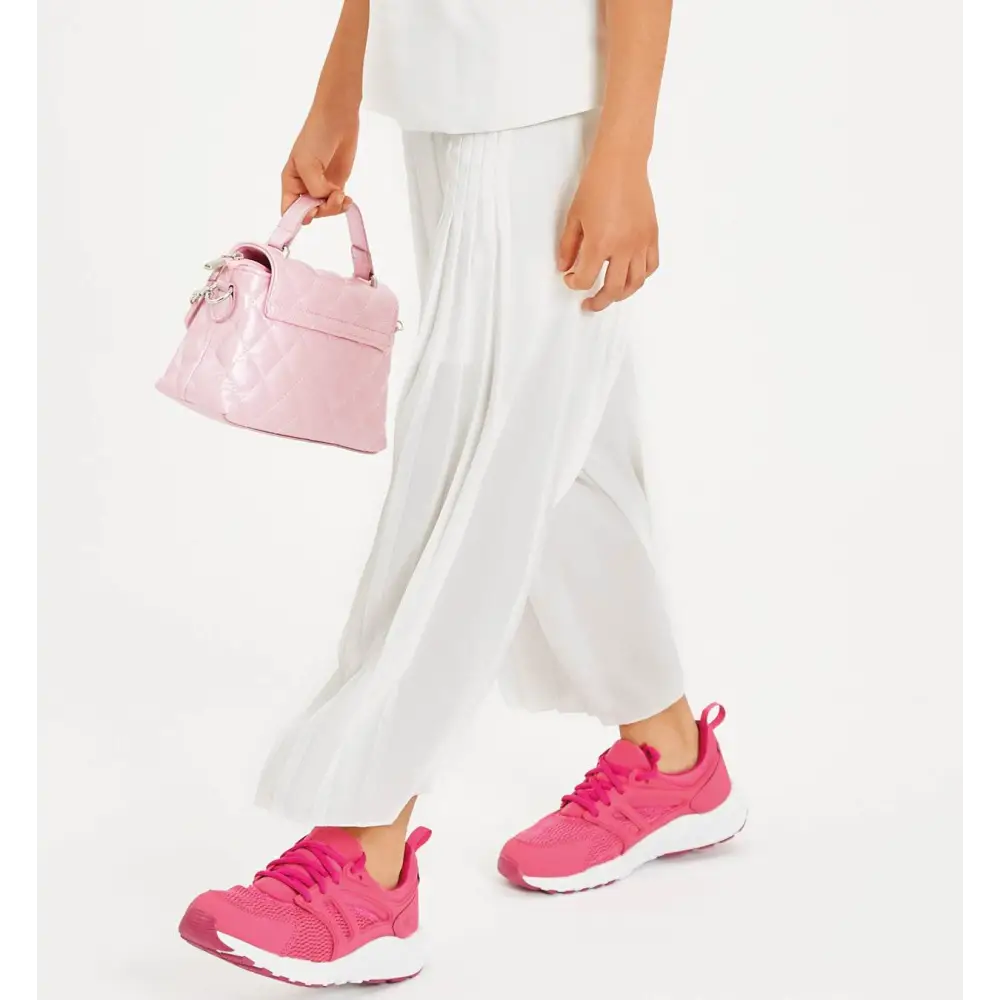 Ragazza con pantaloni plissettati bambina Sarabanda bianchi sneakers rosa e borsa rosa