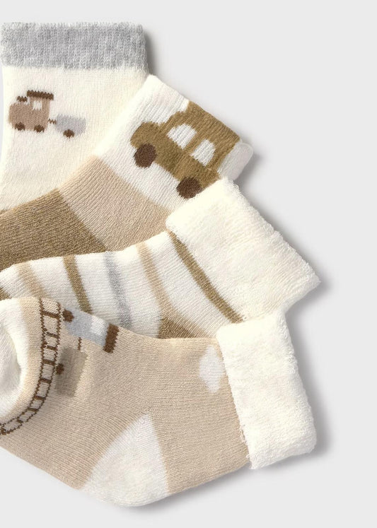 Set 4 calze fantasia in cotone neonato con motivi di veicoli e colori tenui, perfette per neonati