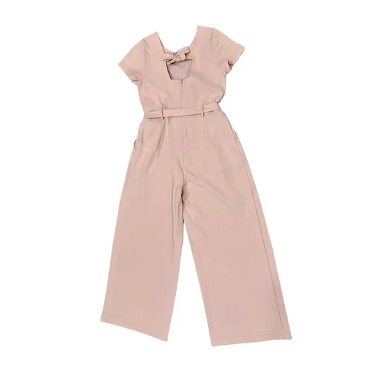 Tuta cipria ragazza moda estate di Y Clù con pantaloni larghi e dettaglio fiocco sul retro