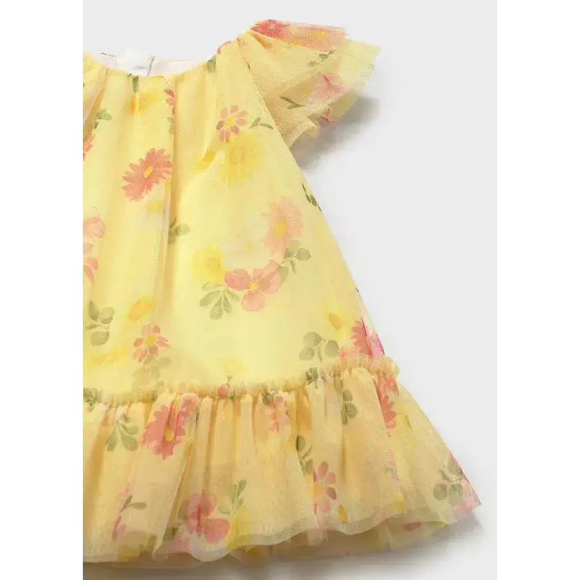 Vestito tulle neonata Mayoral giallo con motivi floreali rosa e verdi e volant sulla manica e orlo