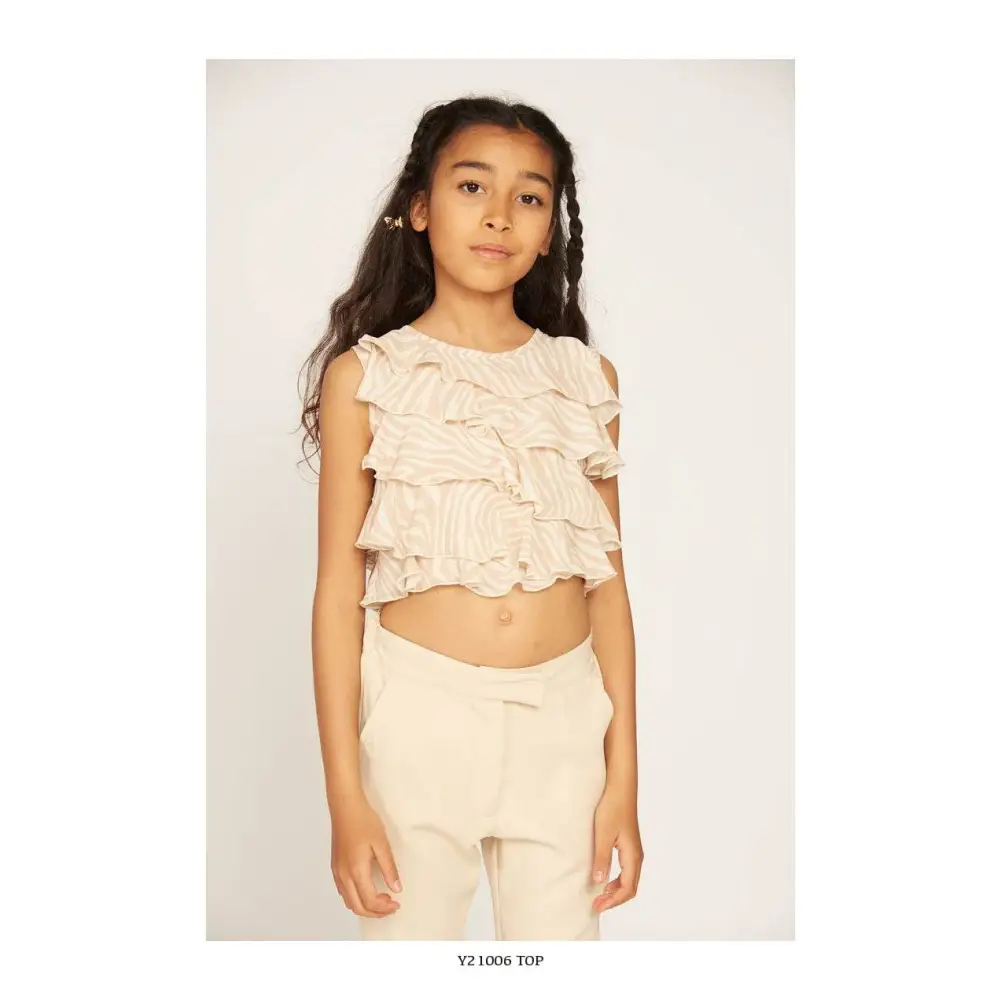 top elegante ragazza 8-16 anni smanicato beige con volant a strati stile crop indossato da ragazza