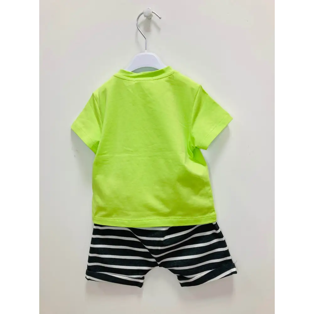 completo corto bambino pirata con maglietta verde acido maniche corte e pantaloncini a righe bianche e nere vista posteriore