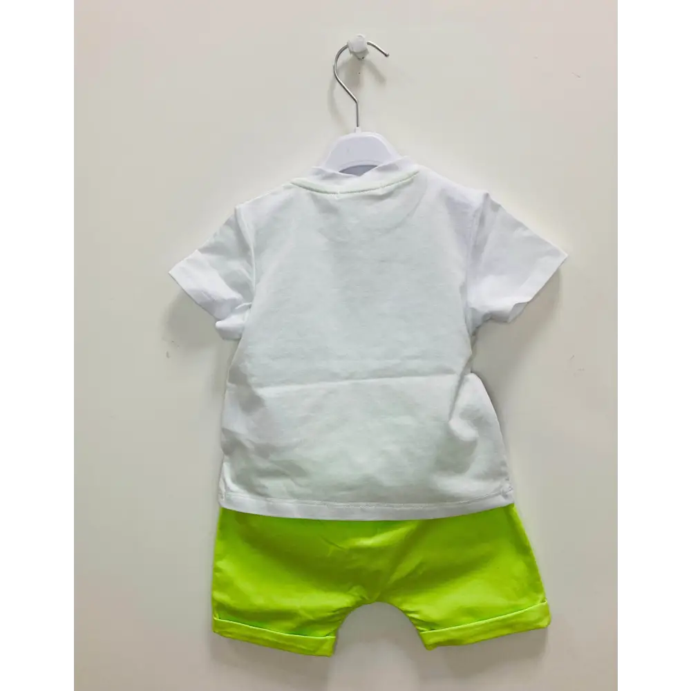 Comodo completo corto pirata bambino Y Clu bianco polo e pantaloncini verde lime vista posteriore su appendino