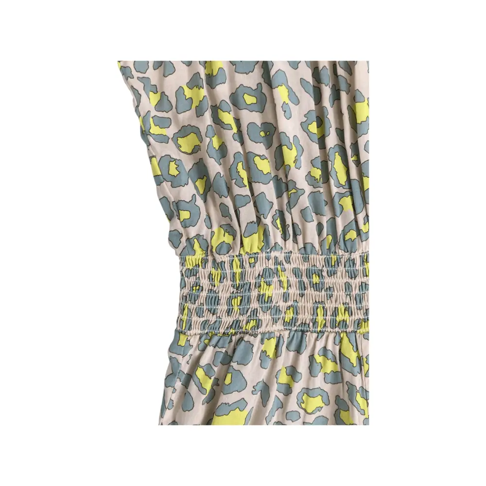 Dettaglio pantalone tuta maculata bambina Yclù con elastico in vita arricciato e stampa maculata verde grigio
