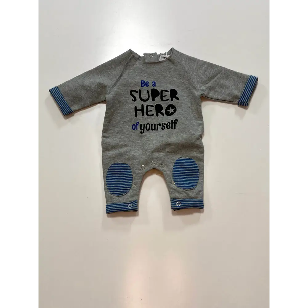 tutina neonato felpata Y-Clù grigia con stampa be a super hero sul petto maniche lunghe polsini rigati blu e ginocchiere