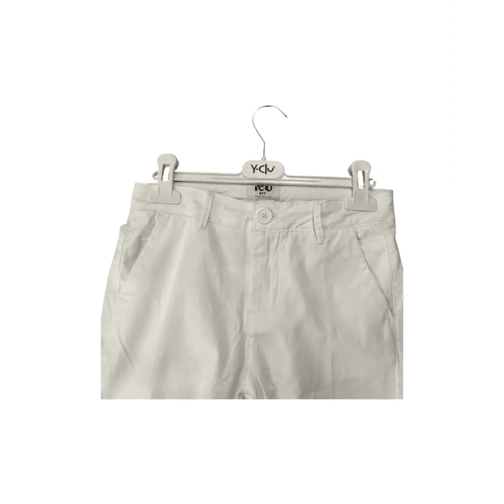 pantaloni bianchi stretch ragazzo con vita e bottone passanti e tasche frontali appesi su gruccia