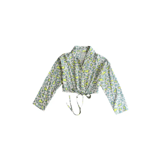 camicia corta maculata bambina Y Clu maniche lunghe nodo frontale stampa animalier verde e grigia