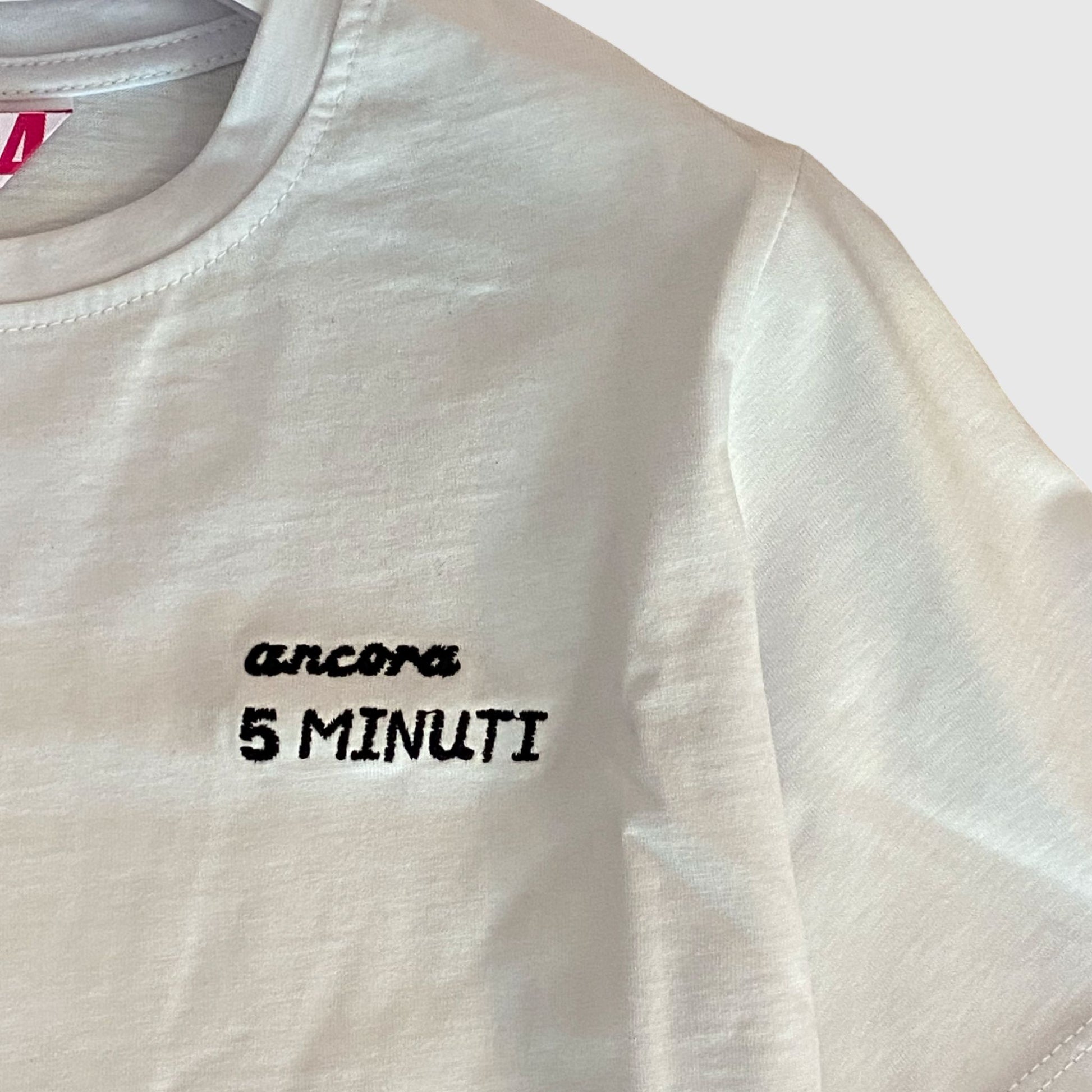 T-Shirt Unisex Bianca in Cotone con Ricamo Nero “Ancora 5 Minuti” - Lab84 - OOPS by BabyBimbo 0-16