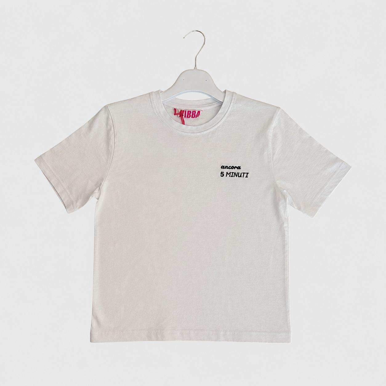 T-Shirt Unisex Bianca in Cotone con Ricamo Nero “Ancora 5 Minuti” - Lab84 - OOPS by BabyBimbo 0-16