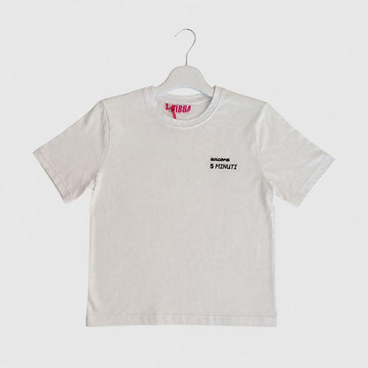 T-Shirt Unisex Bianca in Cotone con Ricamo Nero “Ancora 5 Minuti” - Lab84 - OOPS by BabyBimbo 0-16