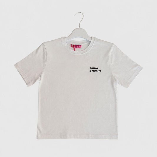 T-Shirt Unisex Bianca in Cotone con Ricamo Nero “Ancora 5 Minuti” - Lab84