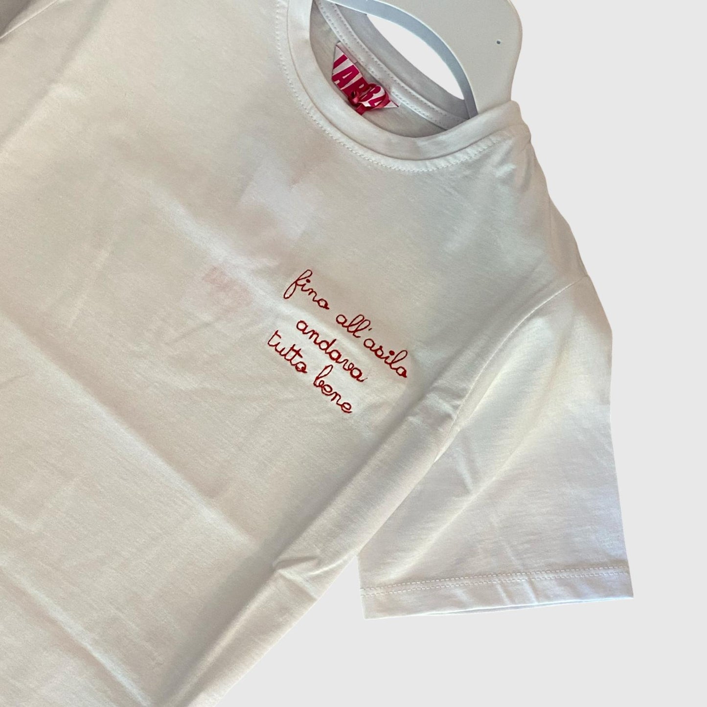 T-Shirt Unisex Bianca in Cotone con Ricamo Rosso - Lab84 - OOPS by BabyBimbo 0-16