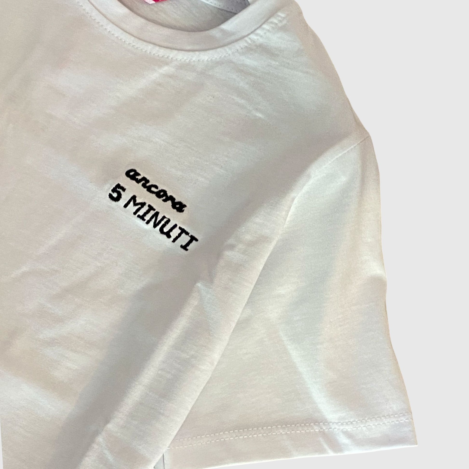 T-Shirt Unisex Bianca in Cotone con Ricamo Nero “Ancora 5 Minuti” - Lab84 - OOPS by BabyBimbo 0-16