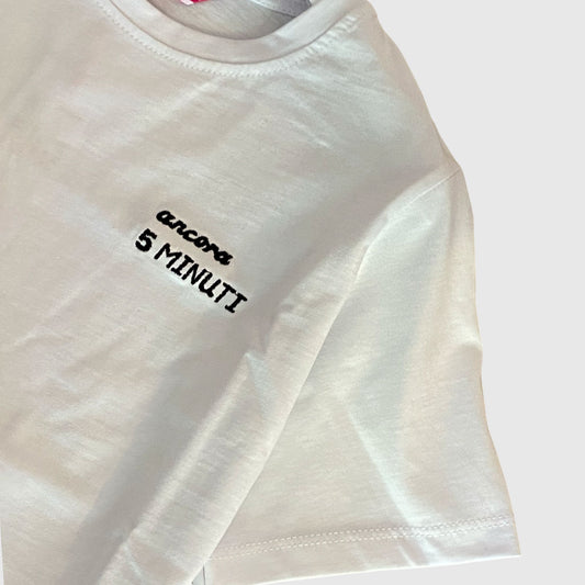 T-Shirt Unisex Bianca in Cotone con Ricamo Nero “Ancora 5 Minuti” - Lab84