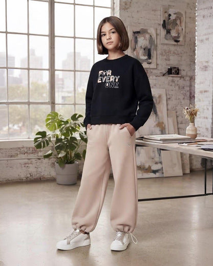 Felpa Ragazza Nera Girocollo con Scritta Argento e Beige – Stile Casual