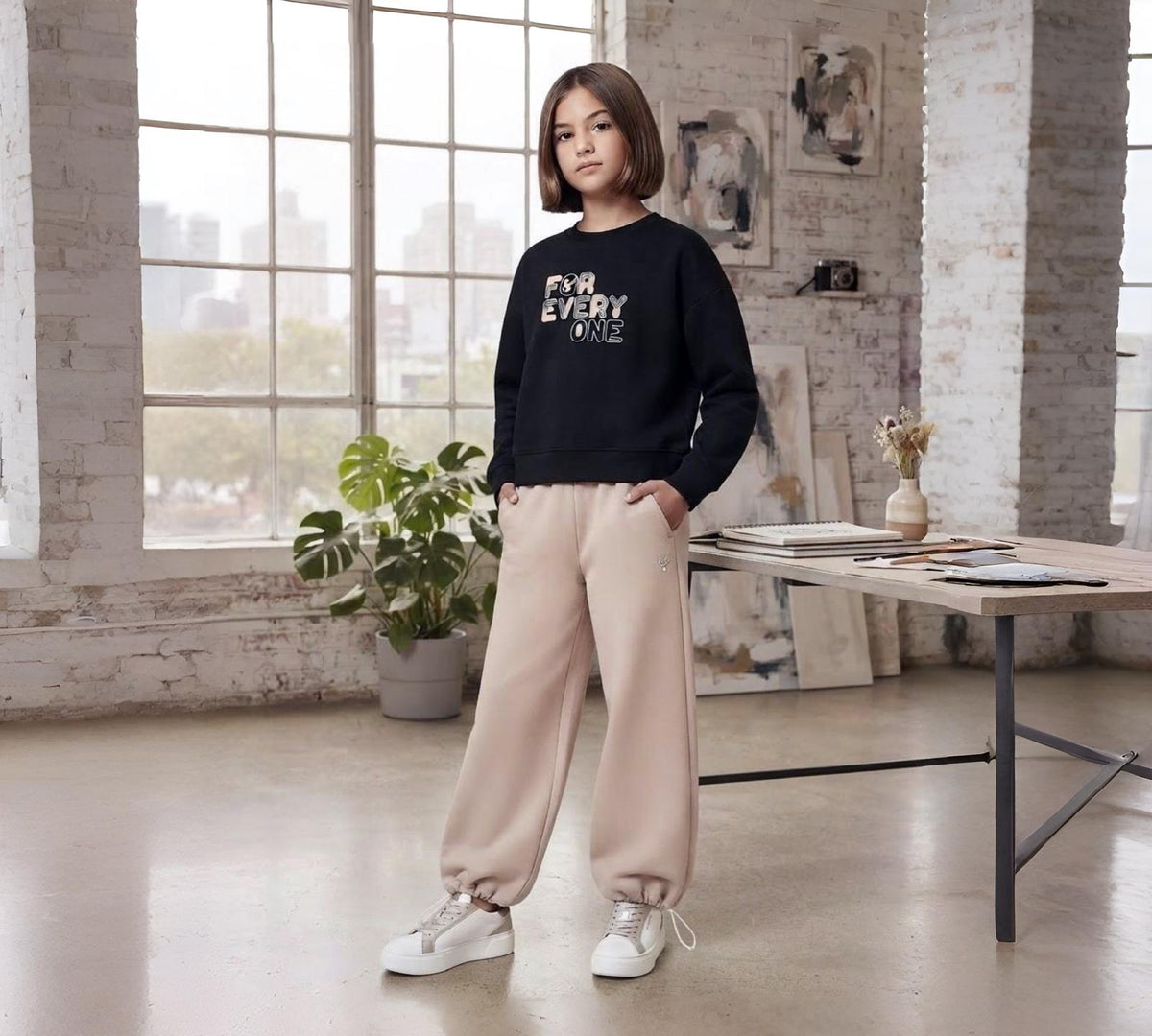 Felpa Ragazza Nera Girocollo con Scritta Argento e Beige – Stile Casual