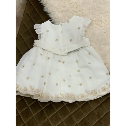 Abito cerimonia con culotte bianco Mayoral con ricami beige e dettagli a volant per bambina