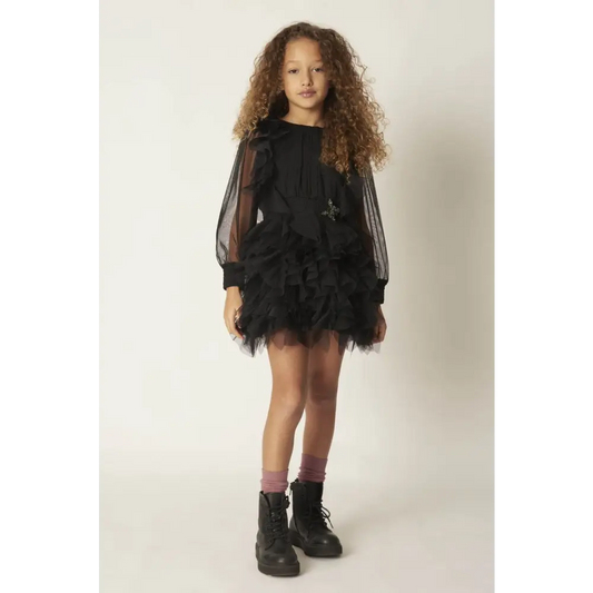 abito nero ragazza elegante Y Clu con gonna a balze in tulle e maniche trasparenti a sbuffo