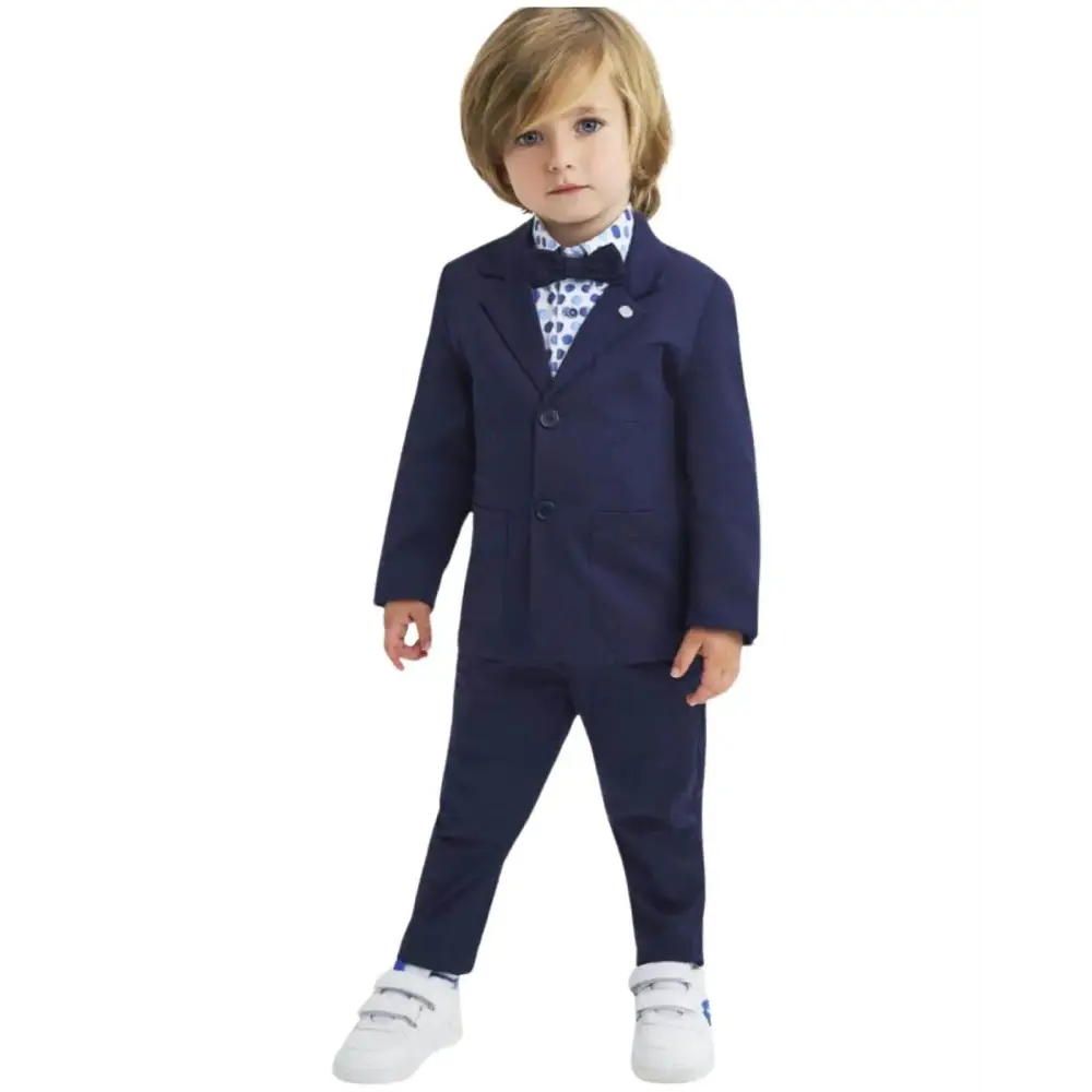 Bambino in completo blu Sarabanda con giacca camicia a fantasia e sneakers bianche pantaloni punto milano bambino per cerimonie