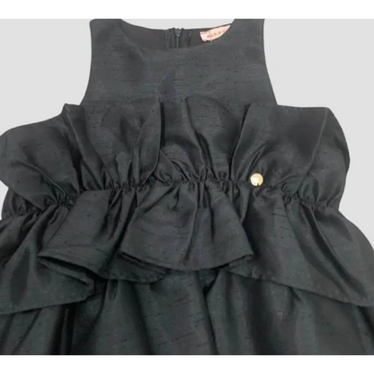 vestito elegante nero bambina firmato Paris Hilton corpetto senza maniche con volant arricciati in vita e dettaglio bottone oro
