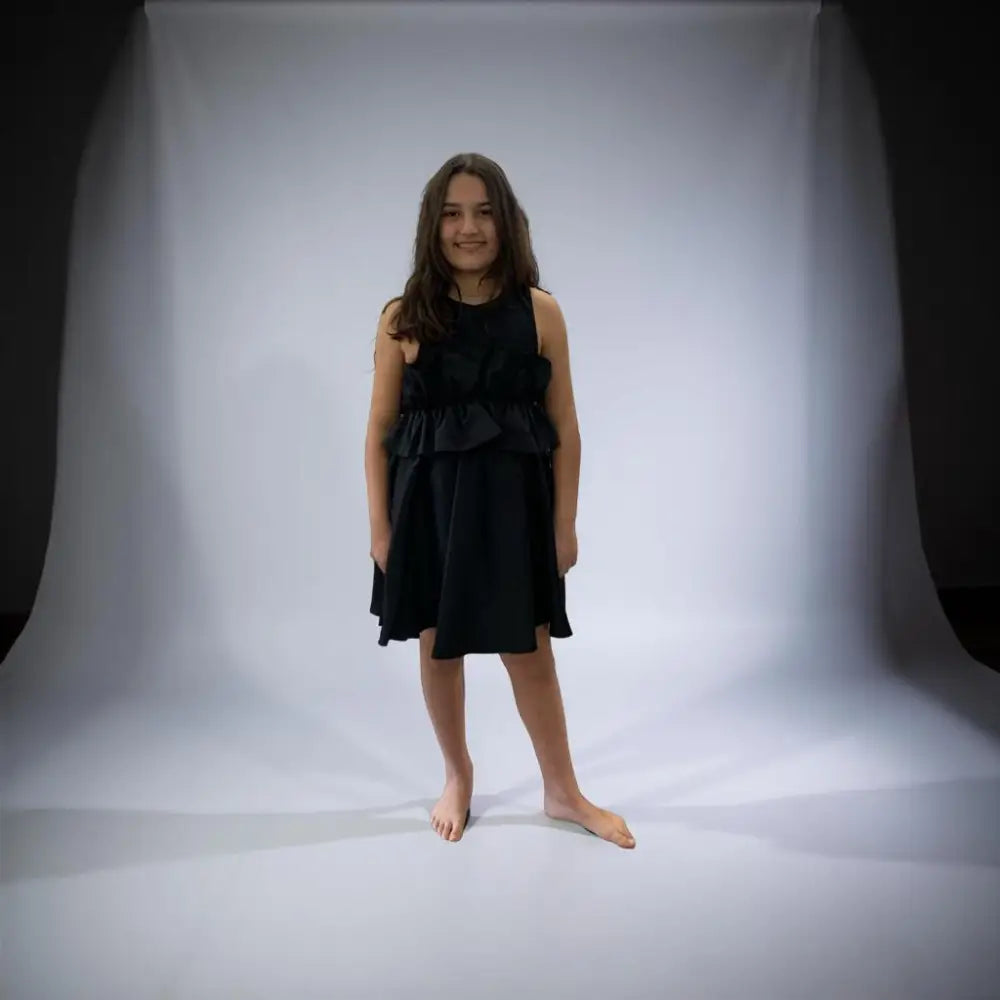 vestito elegante nero bambina Paris Hilton, abito senza maniche con balze a peplo e lunghezza al ginocchio