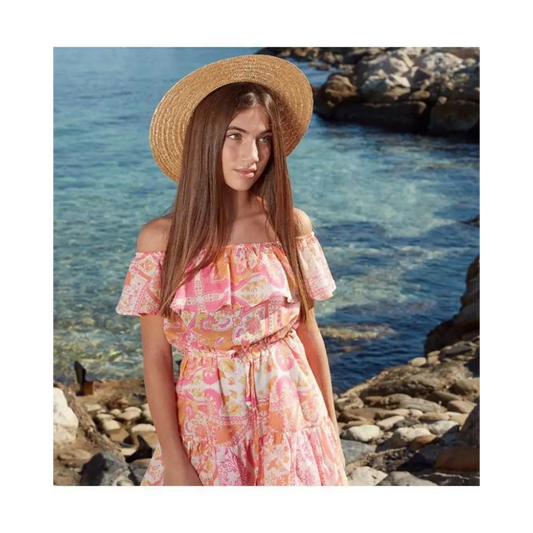 Ragazza in abito fantasia paisley bambina rosa estivo off shoulder Paris Hilton in riva al mare