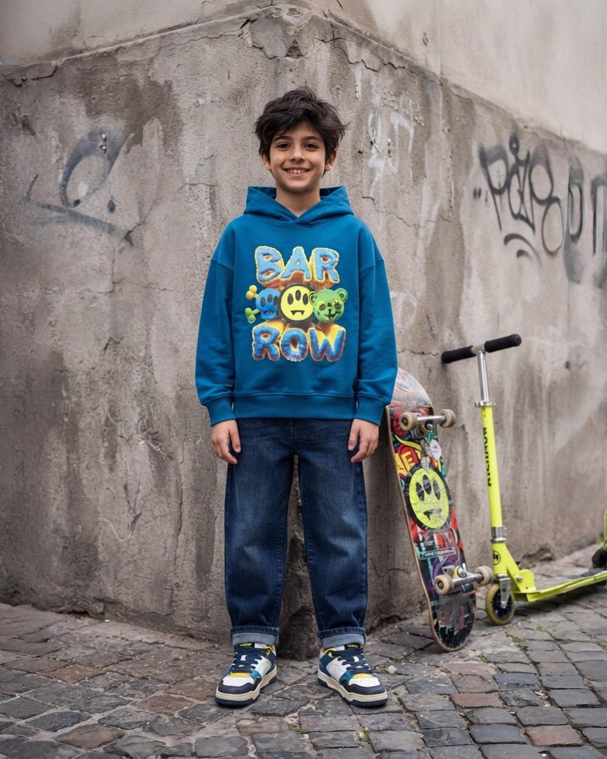 Felpa con cappuccio bambino BARROW blu con grafica vivace, abbinata a jeans e scarpe sportive
