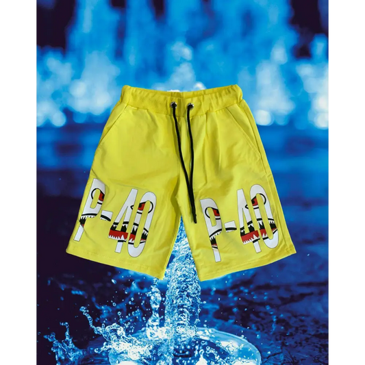 Pantalone corto giallo con coulisse nere e stampa P-40 su entrambe le gambe pantaloncini bambino P-40 stampati.