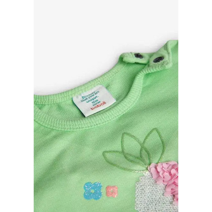 Dettaglio felpa colorata bambina Boboli verde menta con bottoni alla spalla e applicazioni floreali