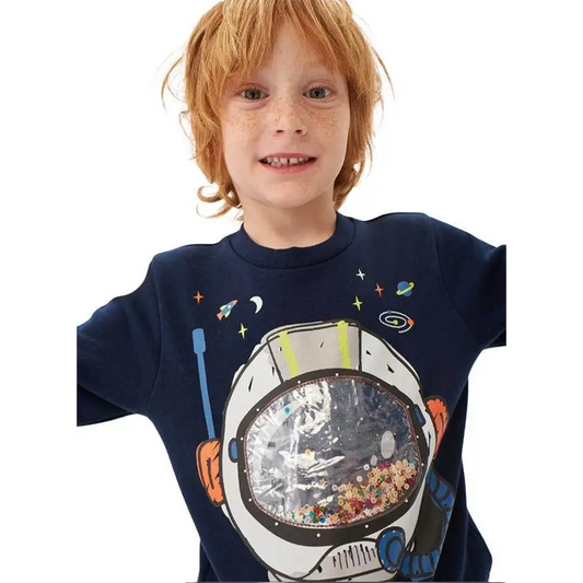 felpa girocollo bambino boboli blu navy con stampa astronauta e bolla shaker con paillettes indossata da bambino