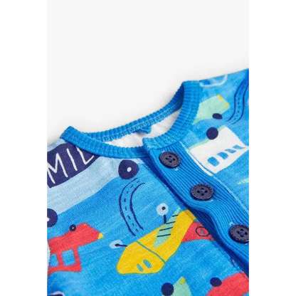 Dettaglio bottoni e stampa colorata della tutina colorata bambino Boboli in tessuto morbido