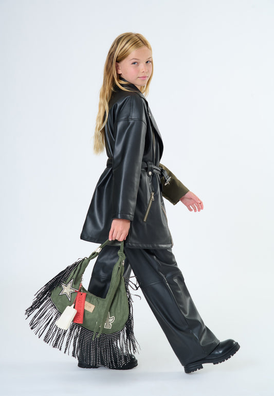 Borsa verde con frange nere ragazza Tobetoo abbinata a un outfit elegante in pelle nera