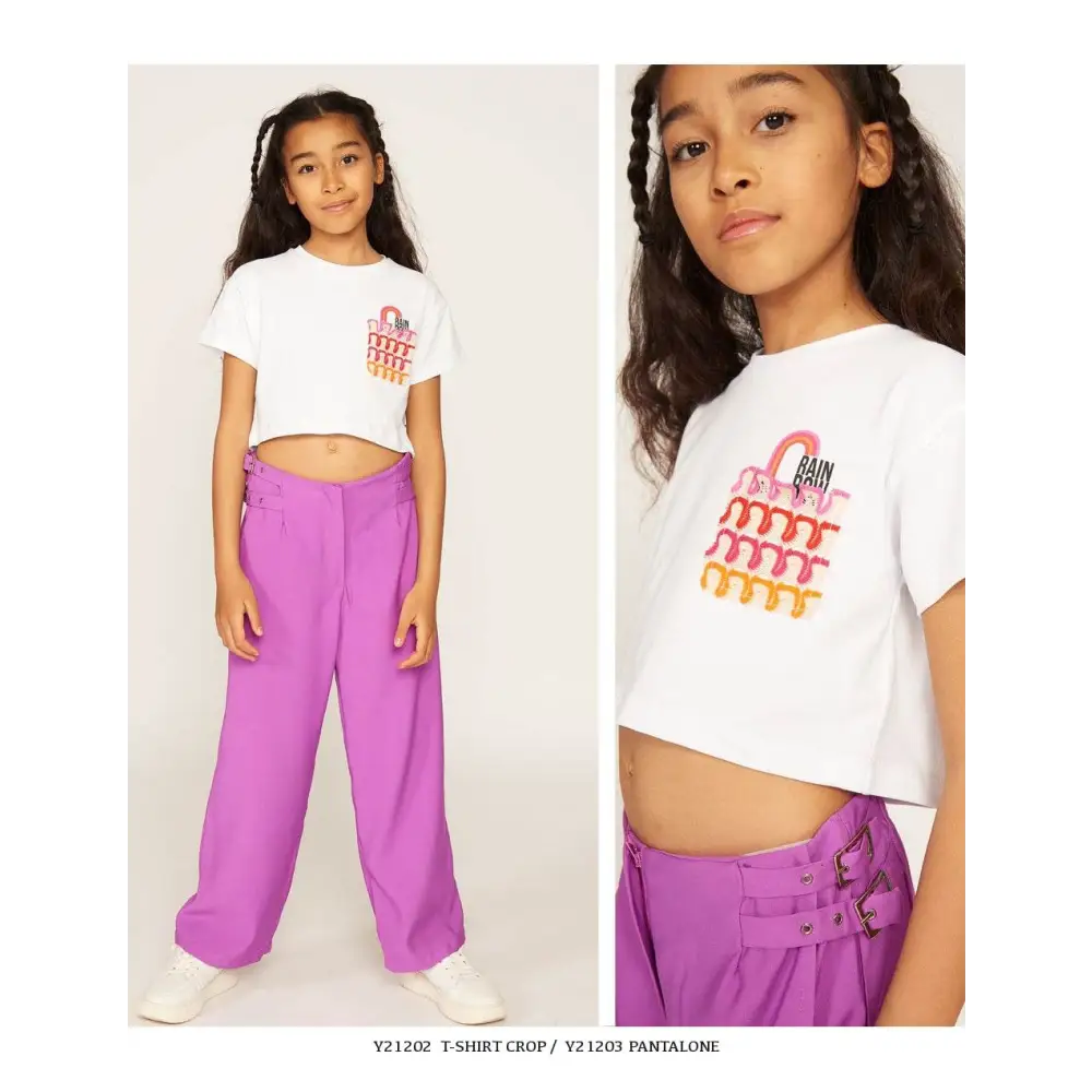maglietta crop ragazza 8-16 anni Y Clu bianca con stampa colorata sul petto indossata con pantaloni viola