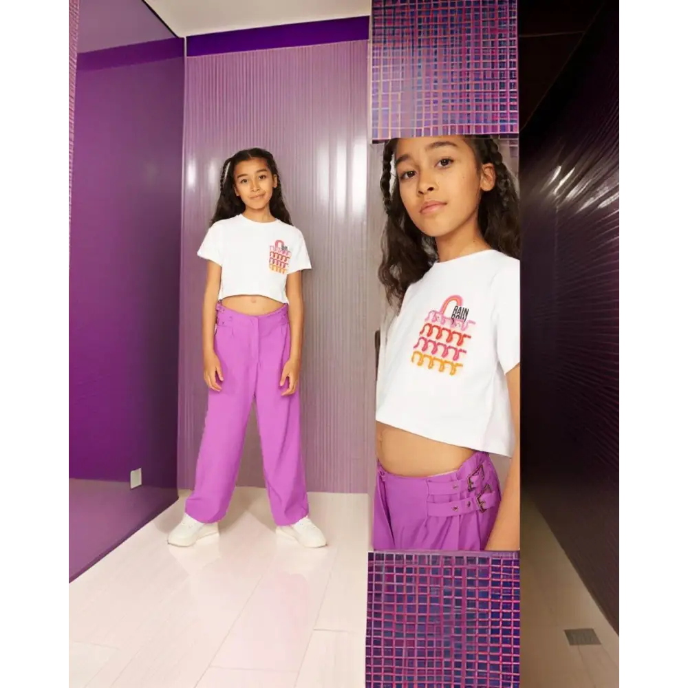 Ragazza in maglietta crop ragazza 8-16 anni bianca con stampa colorata pantaloni viola e sneakers