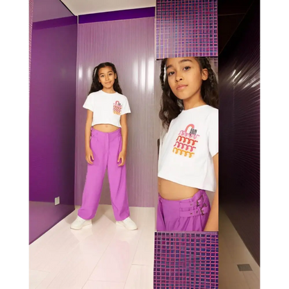 Ragazza in maglietta crop ragazza 8-16 anni bianca con stampa colorata pantaloni viola e sneakers