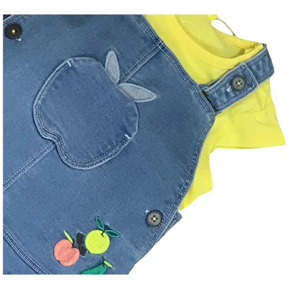Completo bimba effetto denim Boboli con salopette blu decorata e maglietta gialla