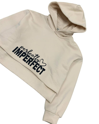 Felpa corta ragazza con cappuccio color beige con scritta nera 'perfectly IMPERFECT'